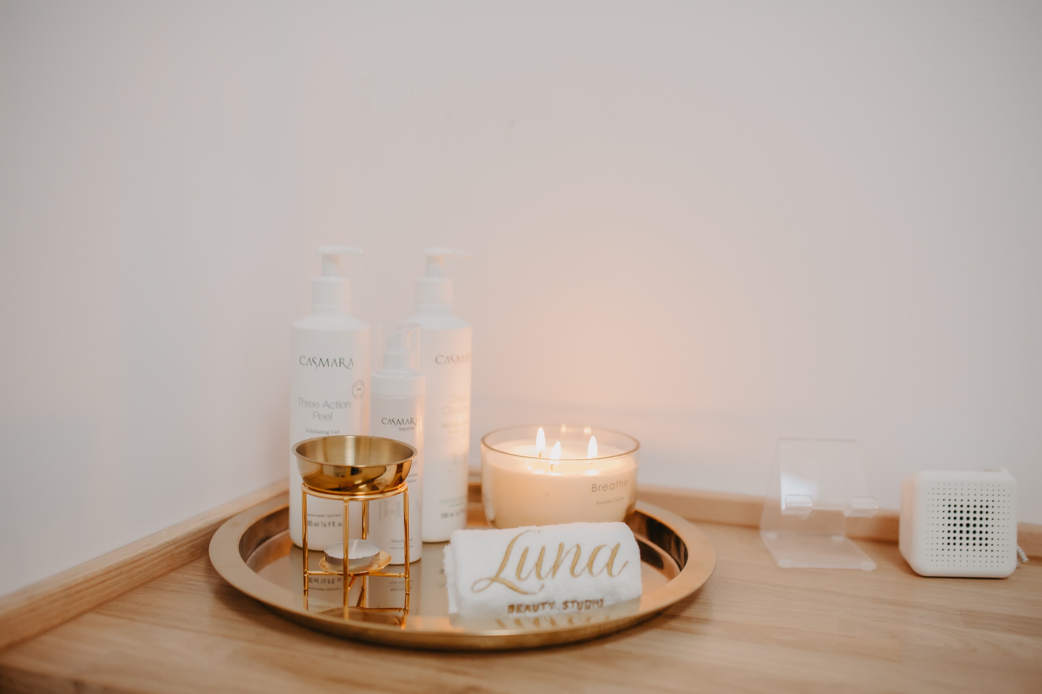 Detalhe de produtos e vela Luna