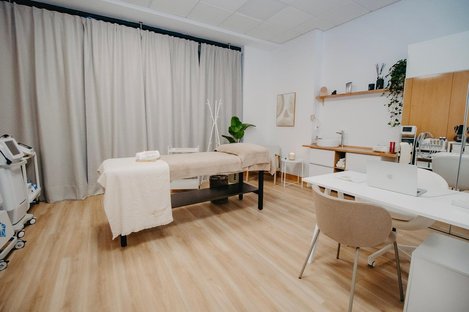 Cabine ampla de tratamentos do Luna Beauty Studio