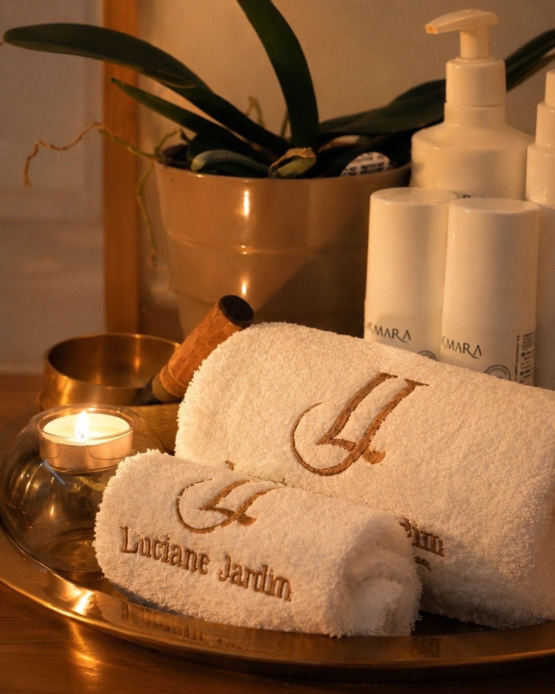 Detalhe de toalhas e vela em ambiente de spa