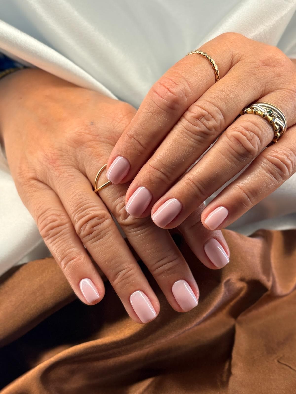 Manicure em tons nude no Luna Beauty Studio